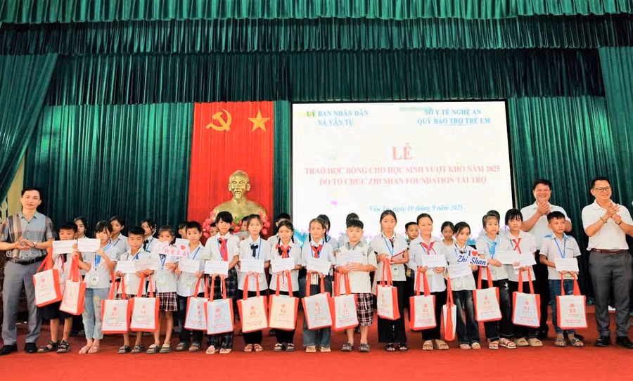 trao-hoc-bong-1.jpg