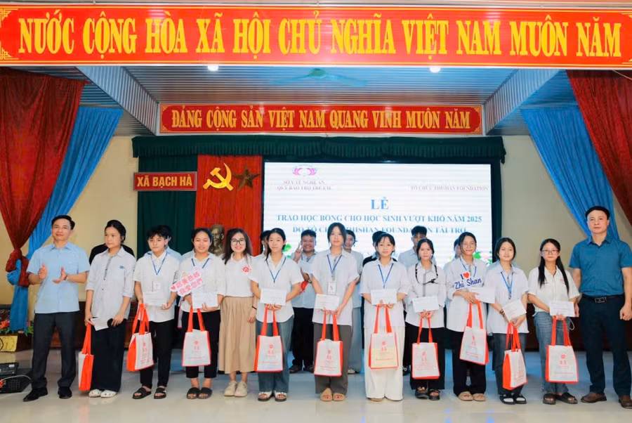 Ban tổ chức trao tặng học bổng và quà cho học sinh tại xã Bạch Hà, Nghệ An. 