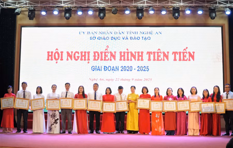 hoi-nghi-dien-hinh-tien-tien-4.jpg
