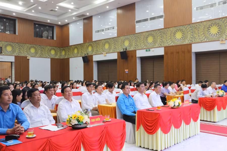 bieu-duong-nha-giao-lam-theo-loi-bac-2.jpg