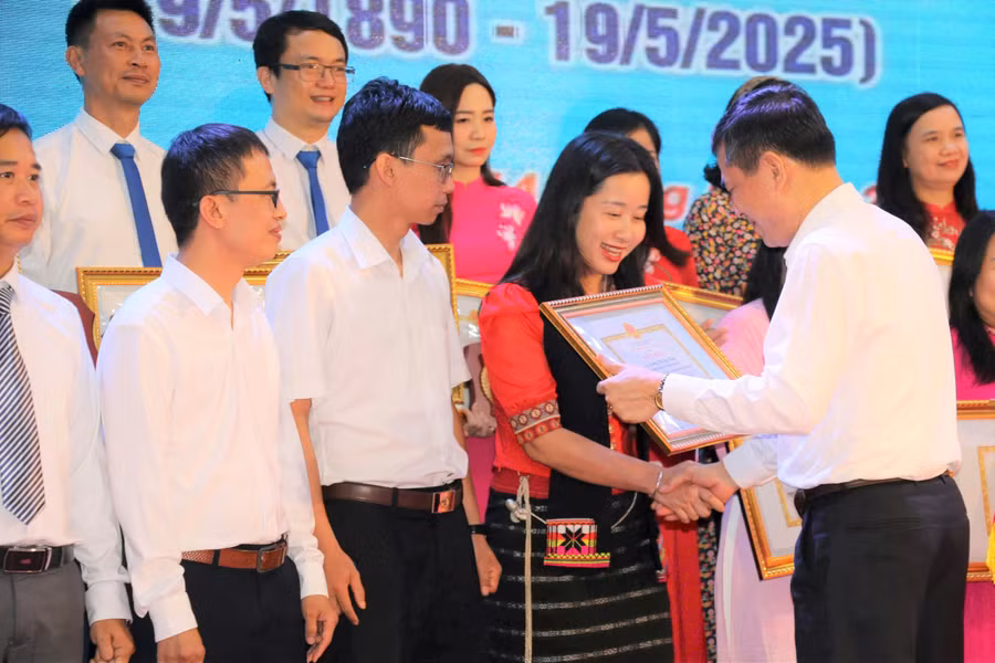 bieu-duong-nha-giao-lam-theo-loi-bac-5.jpg