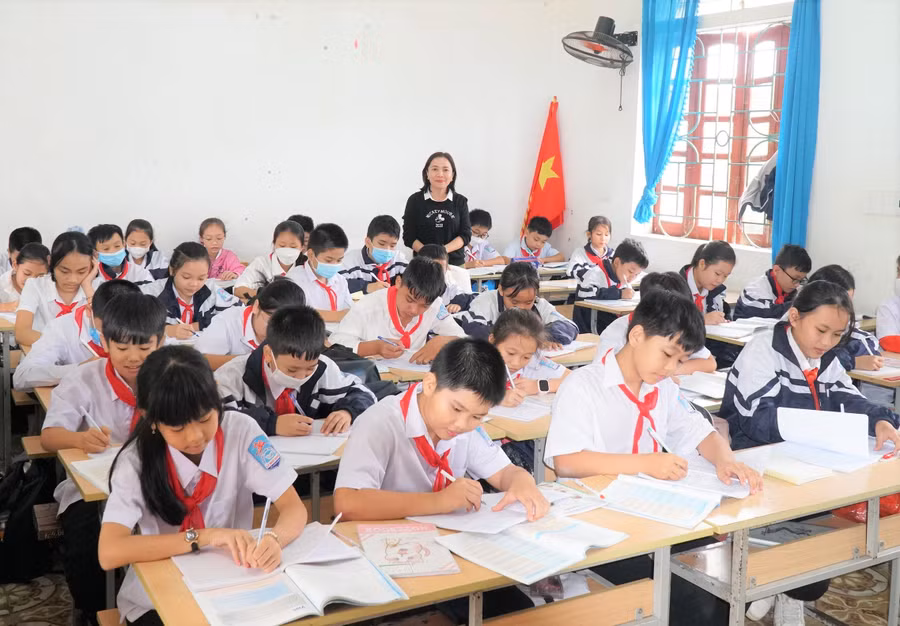 Cô trò Trường THPT Lý Nhật Quang (xã Đô Lương, Nghệ An). Ảnh: Hồ Lài