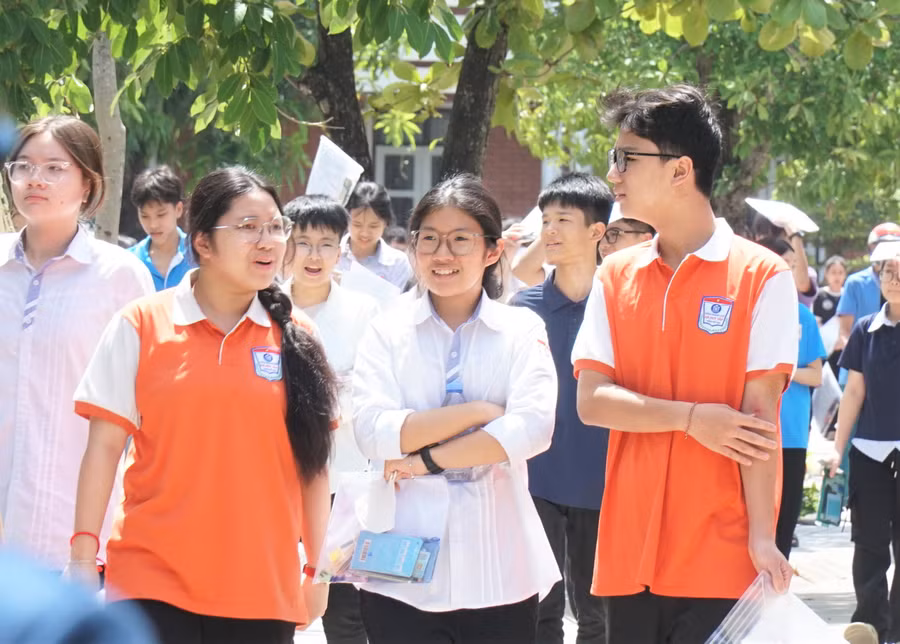 Thí sinh Nghệ An hoàn thành bài thi môn Ngữ văn vào lớp 10 năm 2025. Ảnh: Hồ Lài