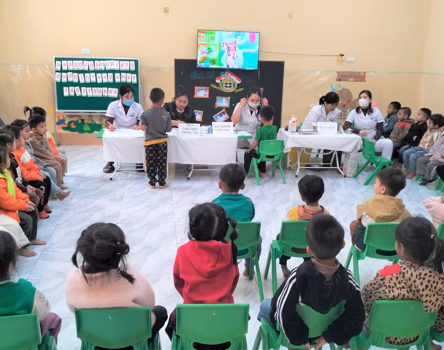 Tiêm phòng sởi cho trẻ tại Trường Mầm non Tam Hợp, huyện Tương Dương, Nghệ An. Ảnh: NTCC 