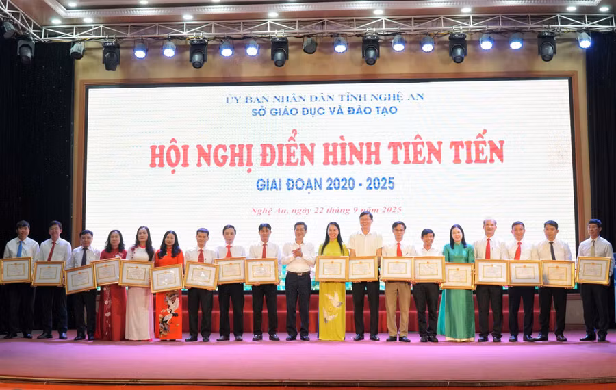 Lãnh đạo Sở GD&ĐT Nghệ An trao giấy khen cho 18 tập thể điển hình tiên tiến giai đoạn 2020-2025. Ảnh: Hồ Lài
