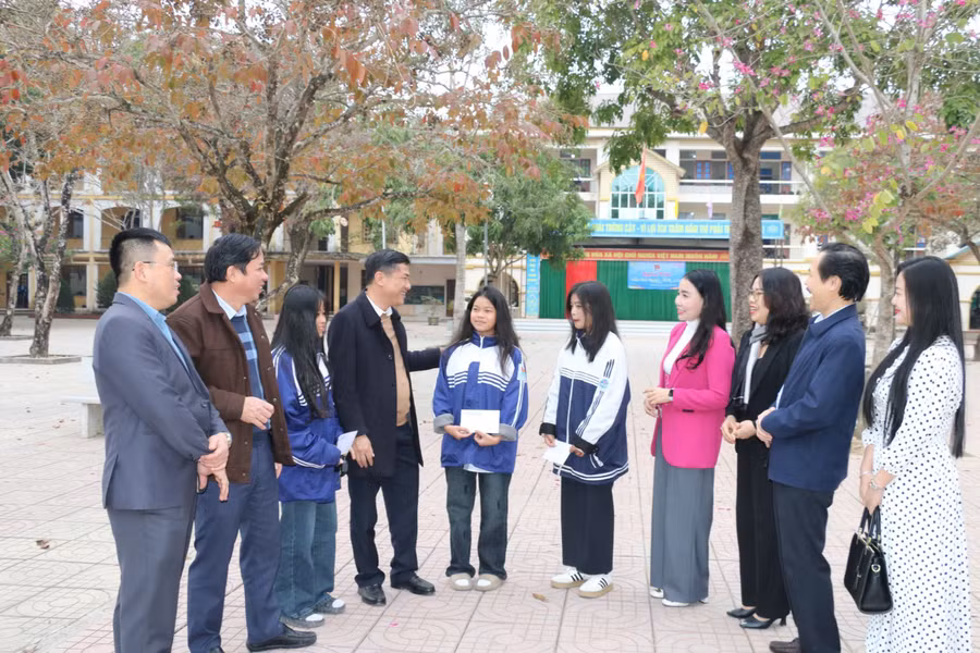 Lãnh đạo Sở GD&ĐT Nghệ An thăm hỏi, trò chuyện và chúc tết học sinh, giáo viên huyện Quỳ Hợp. Ảnh: Hồ Lài