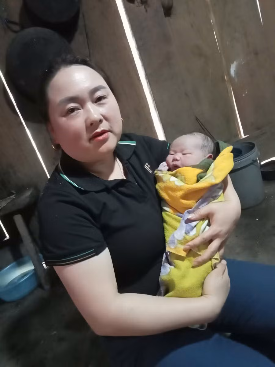 co-giao-mam-non-do-de-cho-san-phu-tren-duong-deo-5.jpg