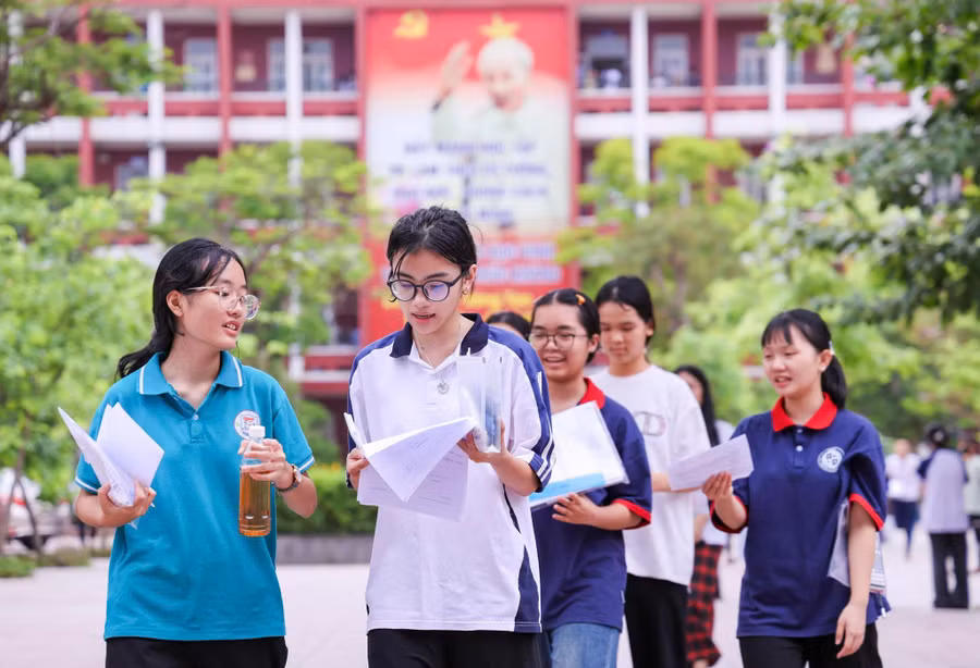 Thí sinh Nghệ An rời phòng thi sau khi kết thúc bài thi môn Toán, và cũng hoàn thành kỳ thi tuyển sinh vào lớp 10 năm 2025. Ảnh: Hồ Lài