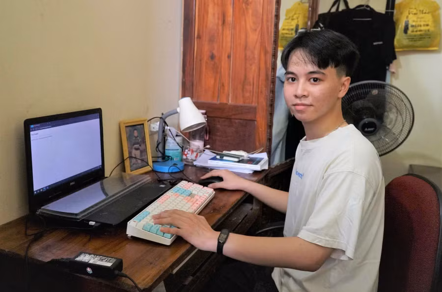 Em Lê Nguyên Thịnh đỗ đầu Kỳ thi tốt nghiệp THPT của tỉnh Nghệ An và là á khoa toàn quốc. Ảnh: Hồ Lài