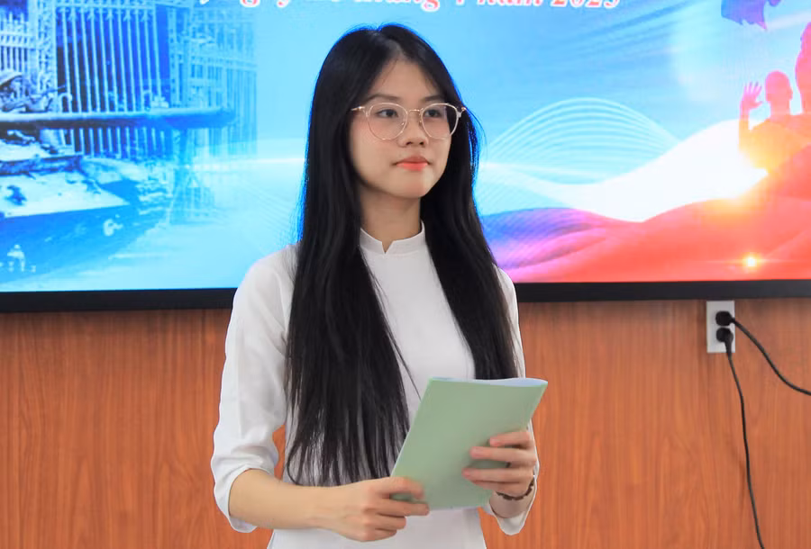 Em Nguyễn Trần Yến Nhi (học sinh Trường THPT Cửa Lò, Nghệ An) đạt thủ khoa khối C00 toàn quốc năm 2025. Ảnh: NVCC