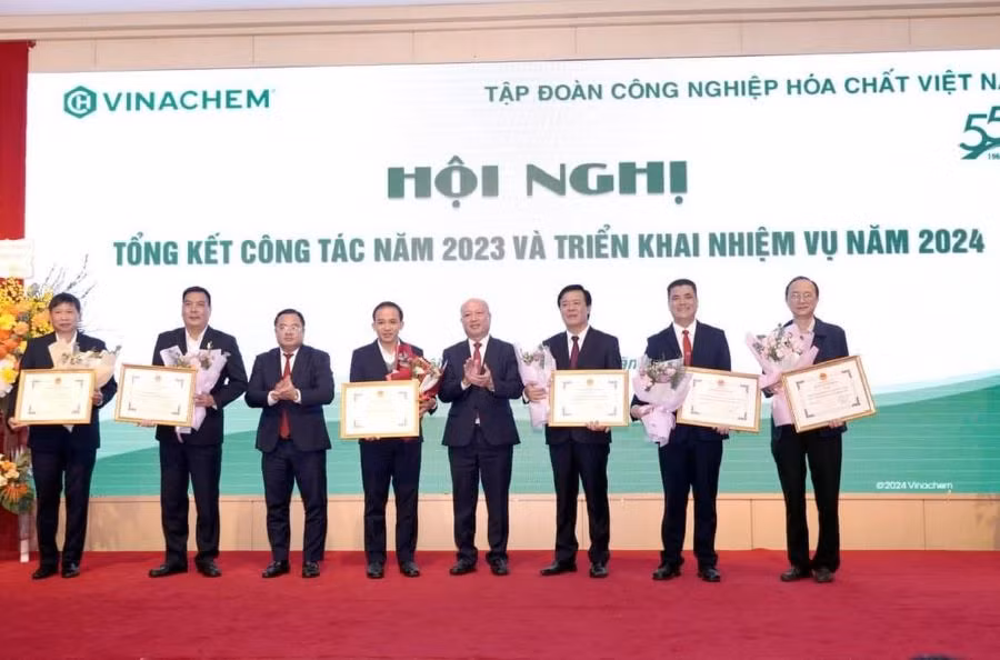 Ông Phạm Thanh Tùng - Bí thư Đảng ủy, Tổng Giám đốc Công ty CP Supe Phốt phát và Hóa chất Lâm Thao (thứ 2 từ phải sang) thay mặt Công ty nhận danh hiệu “Đơn vị xuất sắc trong phong trào thi đua năm 2023” do Tập đoàn Hoá chất Việt Nam trao tặng. Ông Phạm Thanh Tùng - Bí thư Đảng ủy, Tổng Giám đốc Công ty CP Supe Phốt phát và Hóa chất Lâm Thao (thứ 2 từ phải sang) thay mặt Công ty nhận danh hiệu “Đơn vị xuất sắc trong phong trào thi đua năm 2023” do Tập đoàn Hoá chất Việt Nam trao tặng.