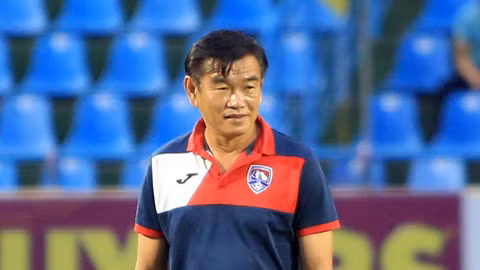 HLV Phan Thanh Hùng thất vọng sau trận thua Bình Định FC trên sân nhà.