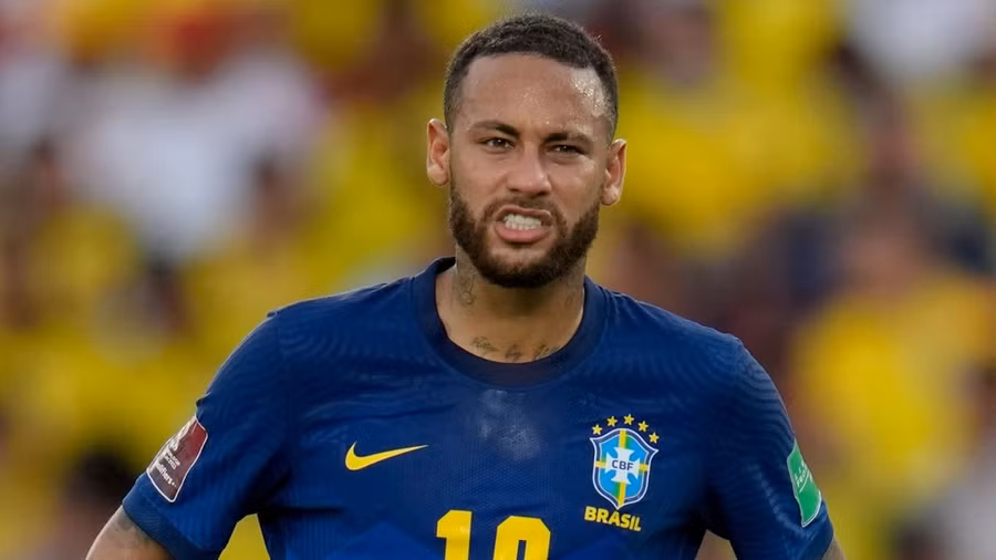 Neymar nhận được sự quan tâm của Chelsea và nhiều đội bóng Anh.