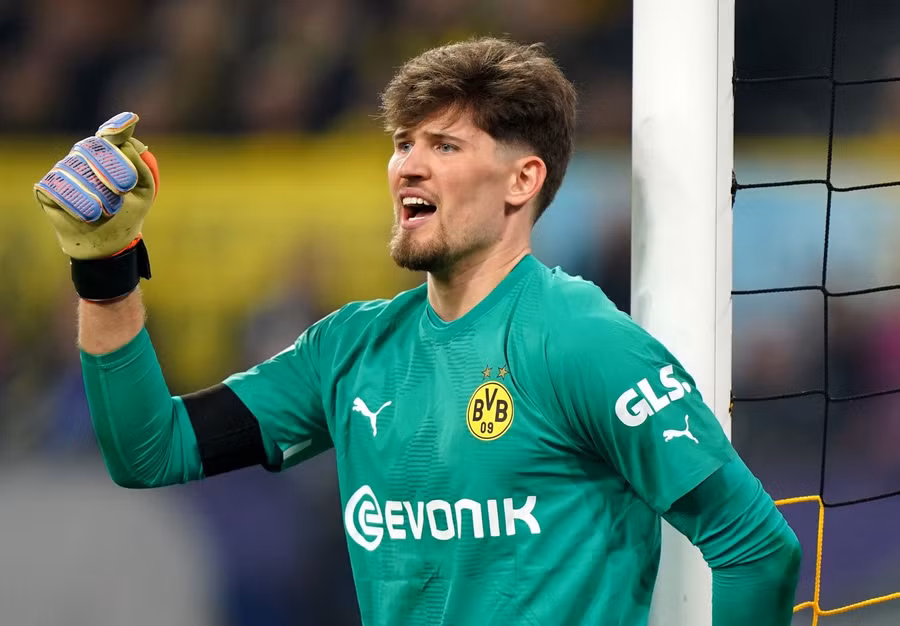 Gregor Kobel nhận lương khủng nếu ở lại Dortmund.