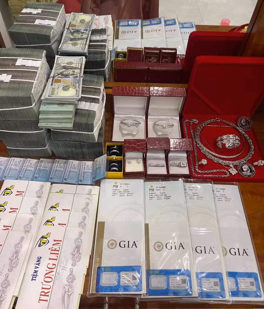 Xấp tiền Việt lẫn tiền đô xếp chồng của cô dâu khiến dân mạng ""lóa mắt".