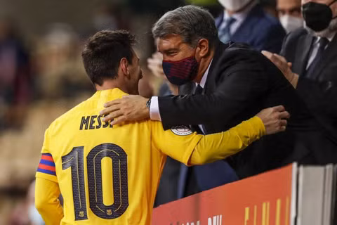 Chủ tịch Joan Laporta thừa nhận rất buồn khi để Messi ra đi.