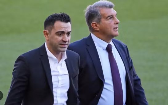 Chủ tịch Barca đồng ý để huấn luyện viên Xavi từ chức.