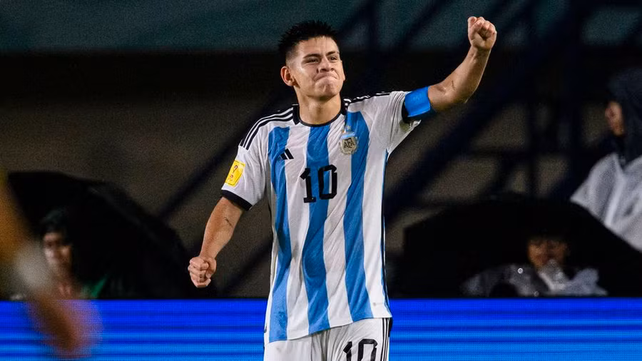 Claudio Echeverri nhận nhiều lời khen từ huấn luyện viên Xavi.