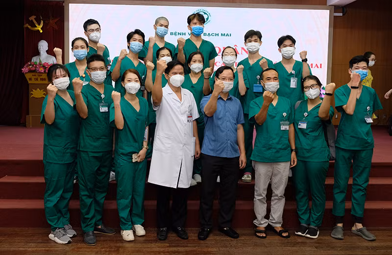 Sáng 22/8: Hơn 700 ca COVID-19 điều trị ICU và EMO; 1.500 thầy, trò trường Cao đẳng Y tế Bạch Mai vào TPHCM chống dịch - Ảnh 4.