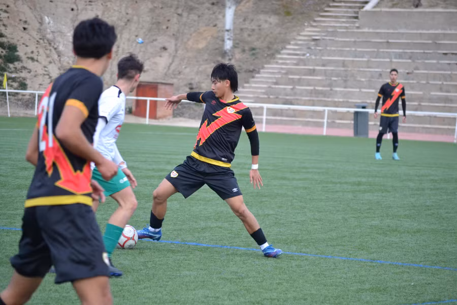 Tiền vệ trẻ Việt kiều Julien Nguyễn khoác áo đội trẻ của Rayo Vallecano ở La Liga.