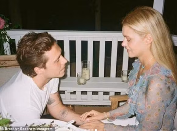 Brooklyn chia sẻ hình ảnh ngọt ngào khi ngỏ lời với Nicola Peltz trước sự chứng kiến của gia đình vợ tương lai.