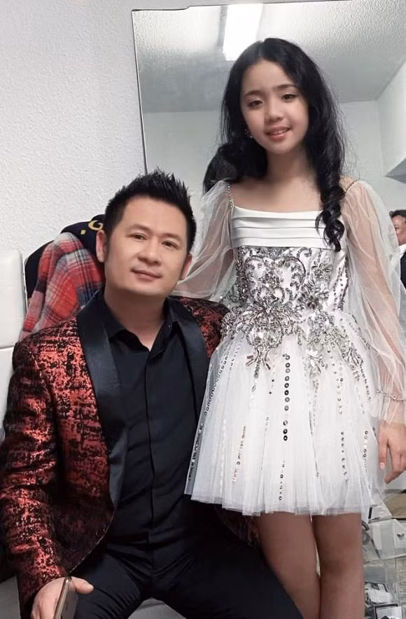 Ca sĩ Bằng Kiều nhận Thiên Nga làm con nuôi trong một lần đi diễn.