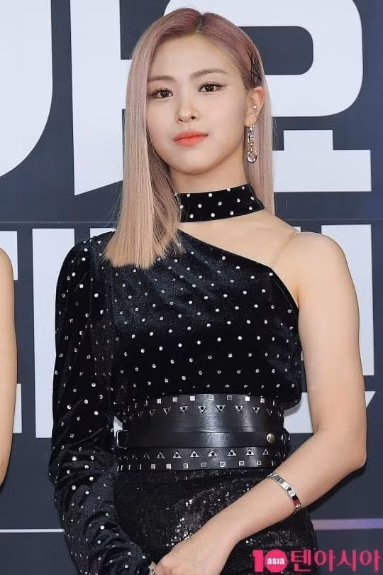 ,xu hướng thời trang sao,Thời trang sao Kpop,Thời trang Sao Châu Á, sao kpop gặp sư số trang phục