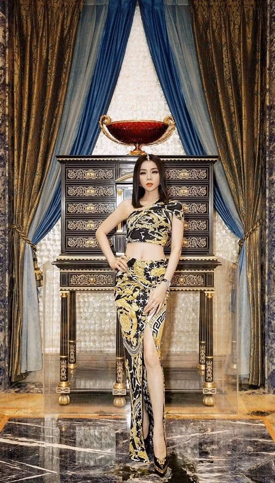 Lệ Quyên sở hữu vòng eo con kiến khiến nhiều người mơ ước.