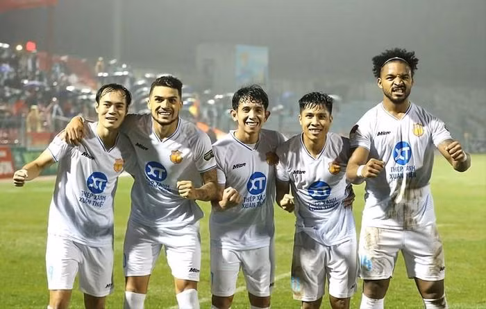 CLB Nam Định giành 3 giải thưởng tháng 10.