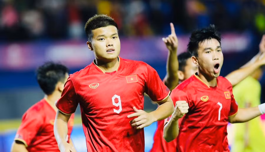 Văn Tùng tỏa sáng giúp U22 Việt Nam vào bán kết SEA Games.