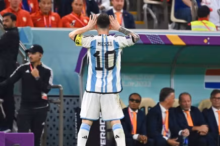 Messi khiêu khích HLV Louis van Gaal ở World Cup 2022.