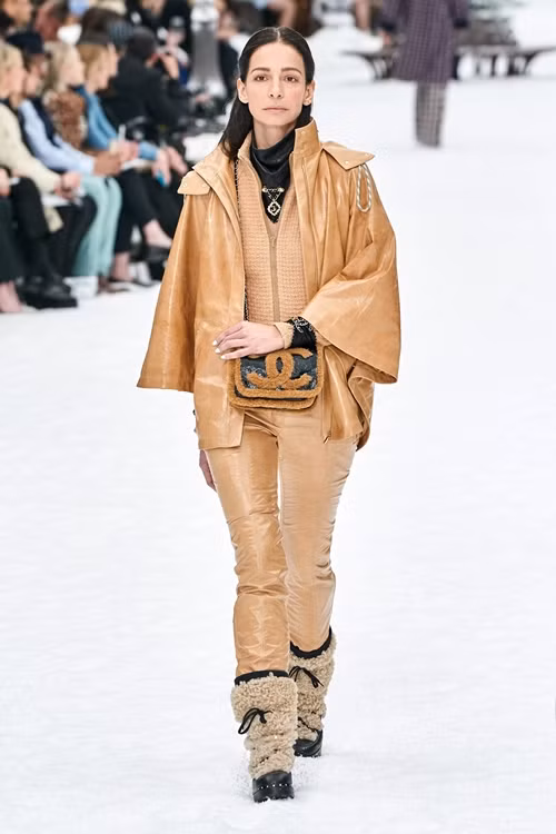 nguoi mau oa khoc tren san dien cuoi cung cua karl lagerfeld hinh anh 4