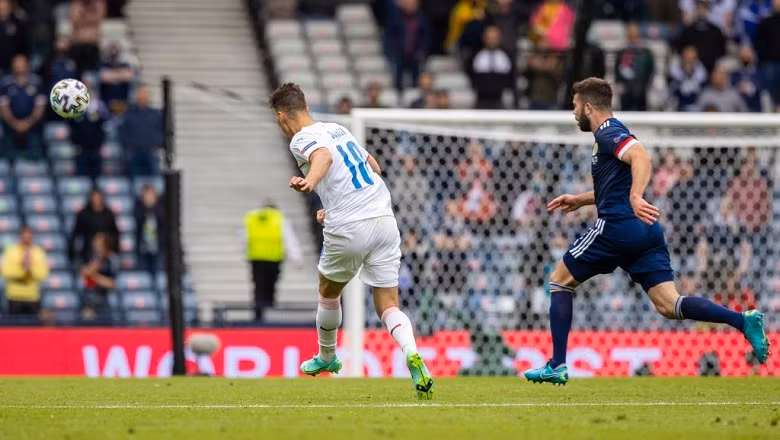 Patrik Schick thực hiện cú sút từ cự ly 45m.