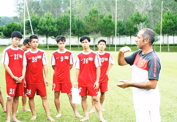 HLV Graechen nói lời chia tay học viện của bầu Đức sau nhiều năm gắn bó.