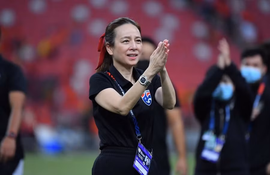 Tỷ phú người Thái Madam Pang không giấu được nỗi buồn sau trận thua của U23 Thái Lan.