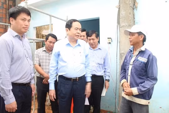 Mặt trận phân bổ 325 tỷ đồng đến bà con vùng lũ ảnh 1