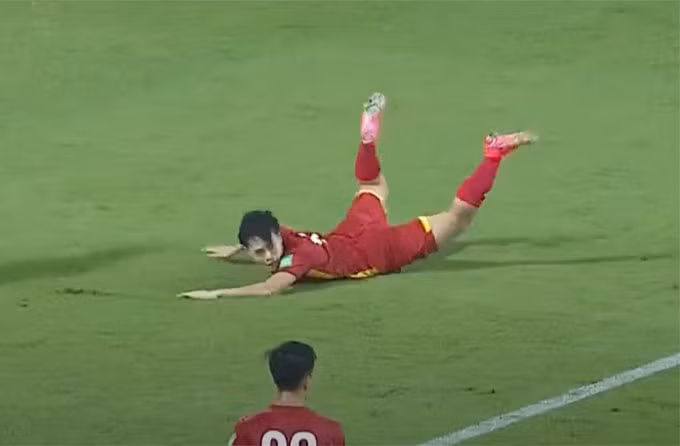 Văn Toàn phủ nhận những chỉ trích vờ ngã kiếm Pen