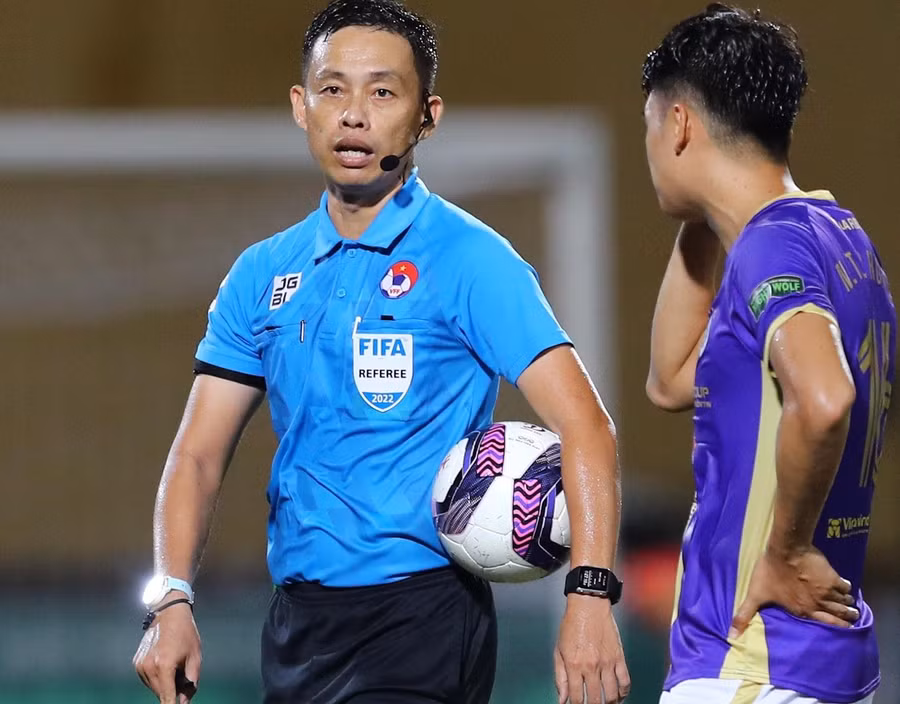 Trọng tài Duy Lân thừa nhận mắc sai sót ở trận đấu giữa HAGL và Hà Nội FC ở vòng 11 V.League.