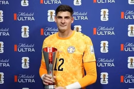 Man United chiêu mộ thủ môn Paraguay