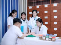 Sinh viên Trường CĐ Dược Hà Nội. Ảnh: NTCC