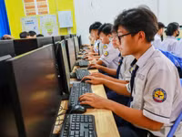 Học sinh Trường THPT Bình Tân (phường Bình Tân, TPHCM) trong tiết Tin học. Ảnh: NTCC