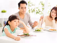 Những lời chê bai món ăn có thể khiến bữa cơm gia đình trở nên căng thẳng nếu cha mẹ phản ứng bằng sự tức giận.