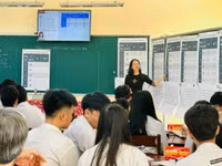 Cô Phạm Nguyễn Trang Ngân trong giờ dạy.