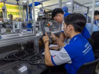 Sinh viên Trường Đại học Công nghệ Kỹ thuật TPHCM tham gia cuộc thi công nghệ. Ảnh: UTE - KTX - ĐHQG