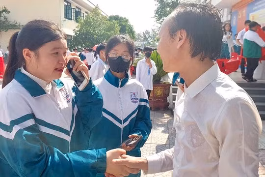 Một học sinh hạnh phúc đến rơi nước mắt khi gặp lại TS Huỳnh Anh Bình tại buổi tư vấn hướng nghiệp ở trường mình. 