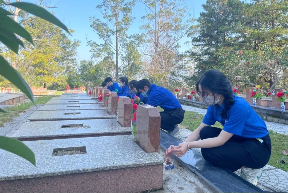 Hoạt động chăm sóc nghĩa trang anh hùng, liệt sĩ có công với đất nước được các trường quan tâm và chú trọng. Ảnh: Anh Tú