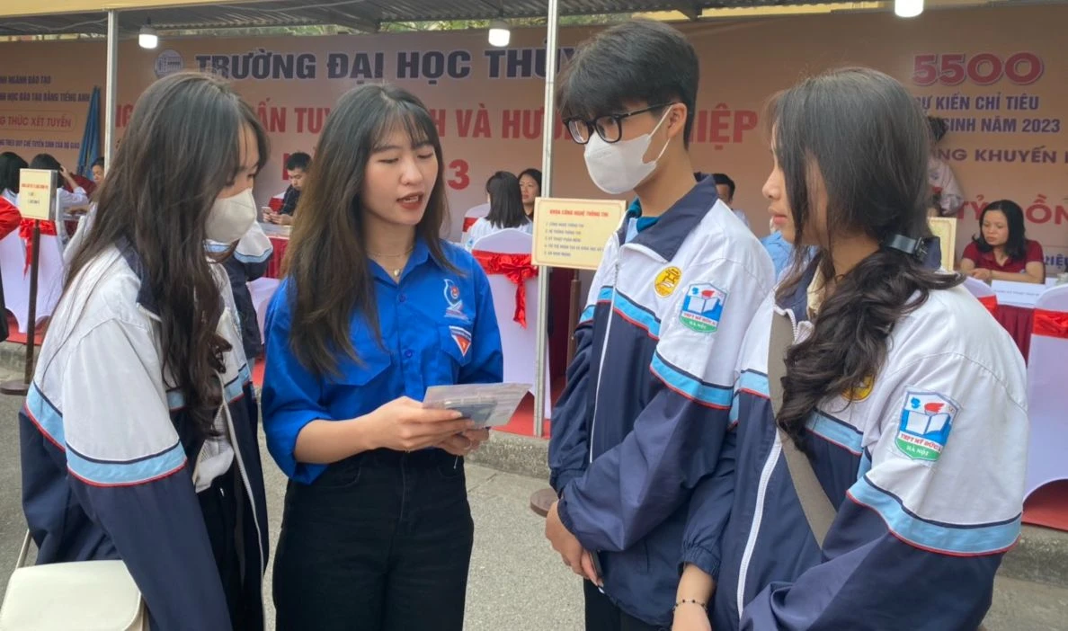 Nguyễn Thị Huyền Trang, sinh viên năm thứ tư, Khoa Điện – Điện tử, Trường ĐH Thuỷ lợi tham gia hoạt động tư vấn tuyển sinh hướng nghiệp. Ảnh: Ngô Chuyên