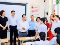 Bộ trưởng Hoàng Minh Sơn thăm, làm việc tại Trường TH&THCS Hà Tu ngày 12/10.