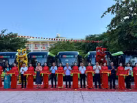 Các đại biểu cắt băng khai trương.
