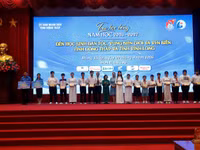Đại biểu trao học bổng cho học sinh tại chương trình.